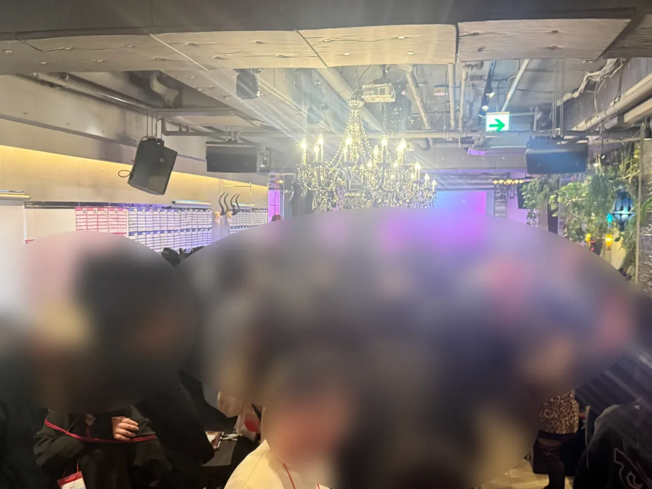 シャンデリアのある交流会場