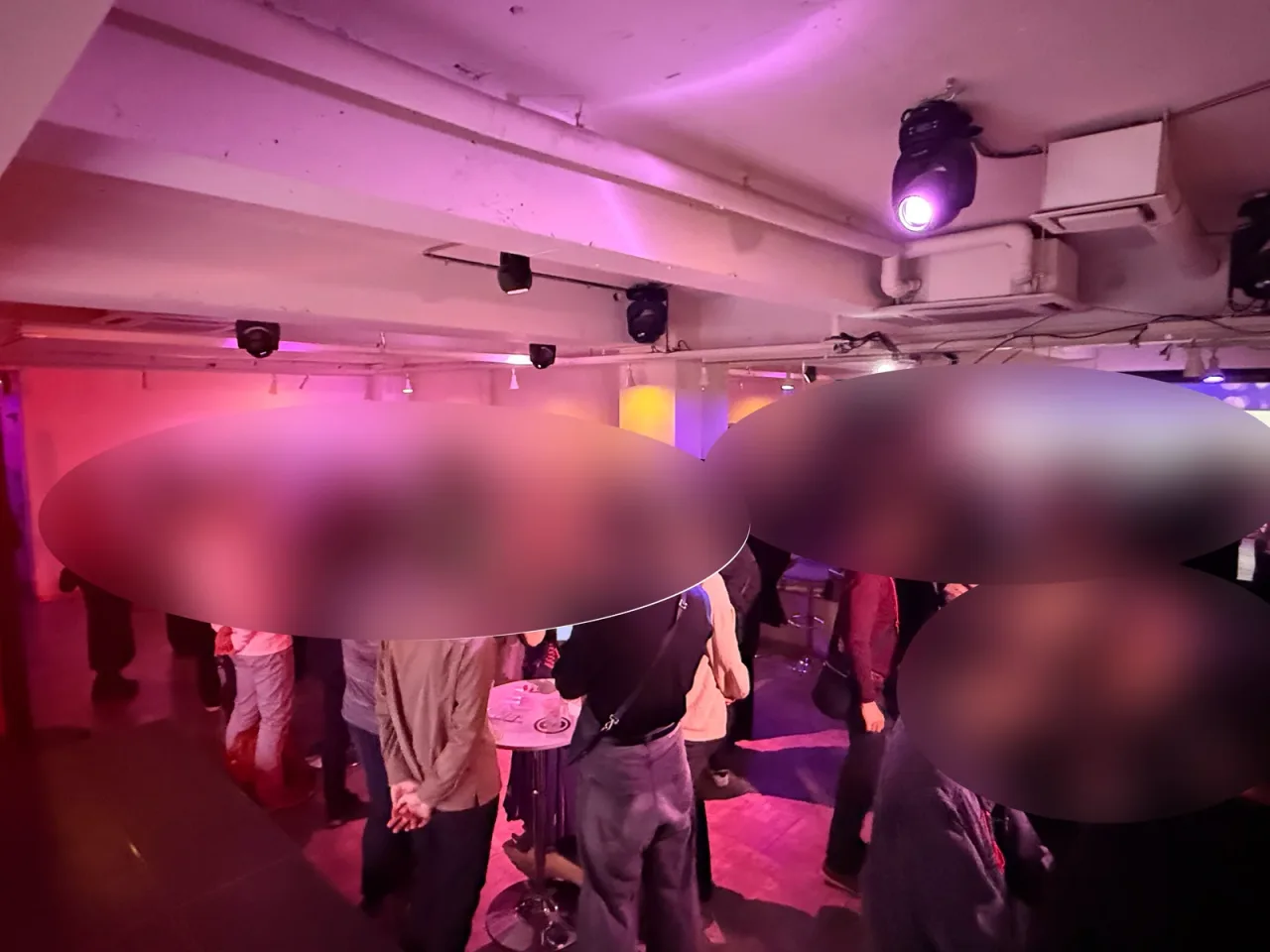 交流会の会場で談笑する参加者